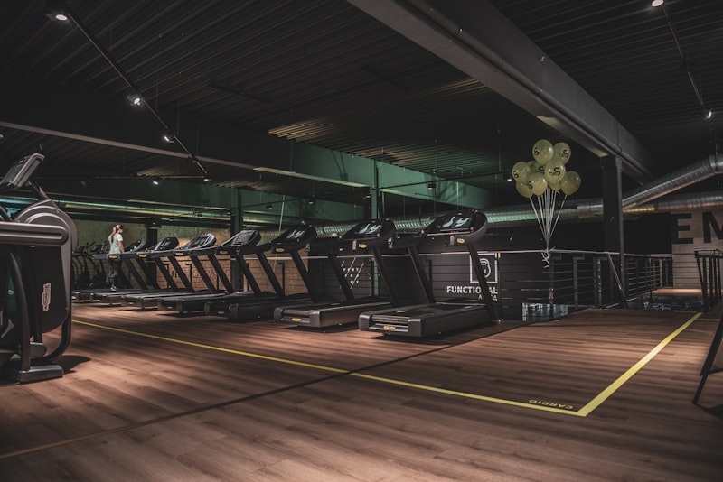 Nordic Fit Studio interiör med ljusa ytor, trädetaljer och gröna växter