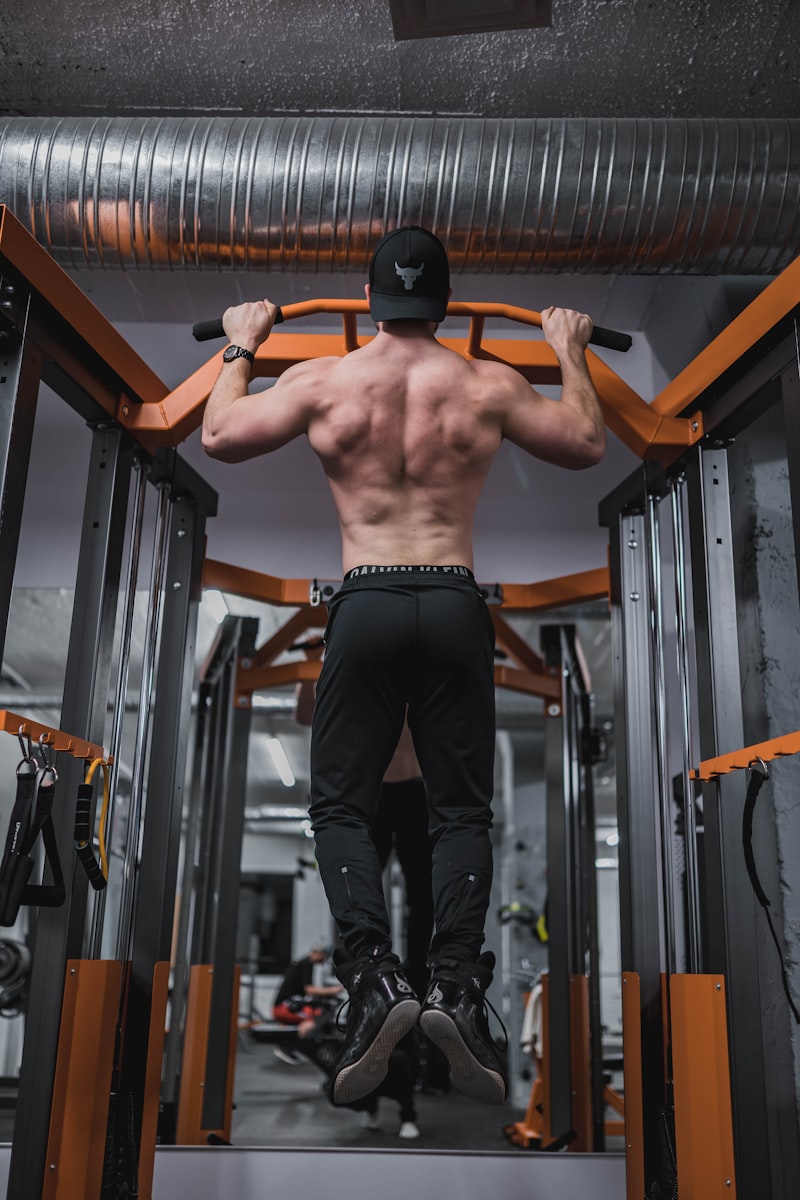 Oscar Nilsson vid deadlift-plattformen med anteckningsblock