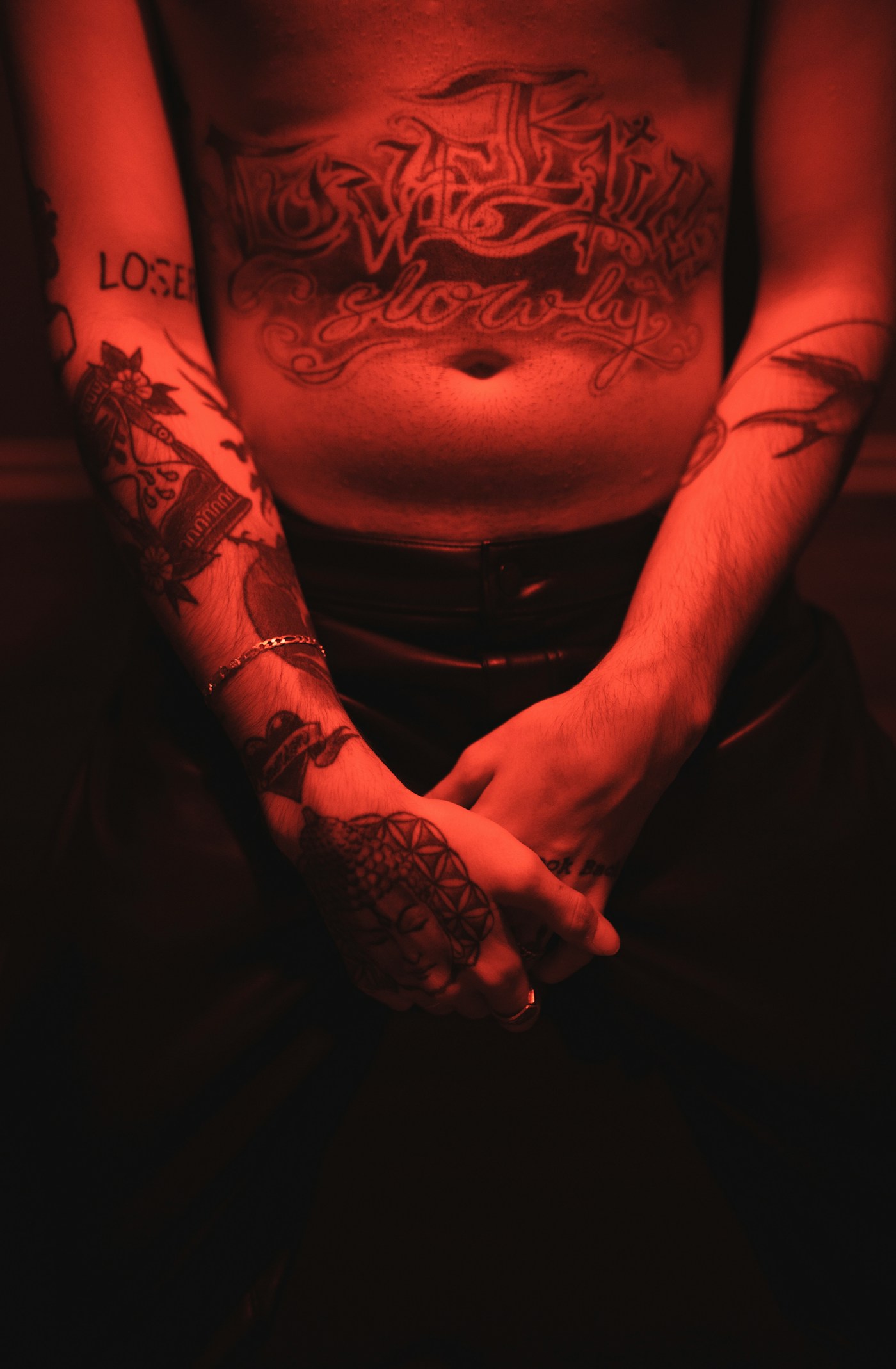 Blackwork ornamental tatuering som sträcker sig från nacken ner till övre ryggen, symmetriska mönster